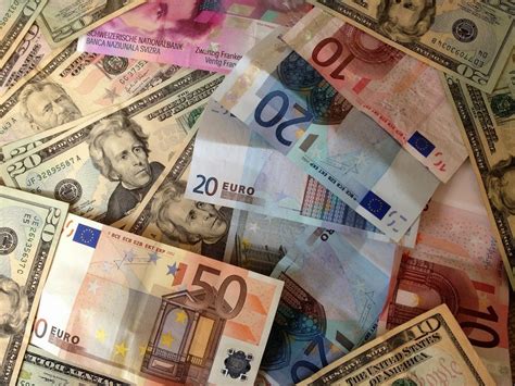 1000 euros to dollars in 2011